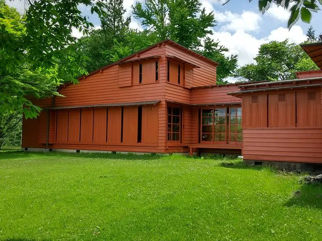 【ペイネ美術館】愛と平和がテーマの夢に満ちた作品♡美しい湖畔の近くに佇む美術館