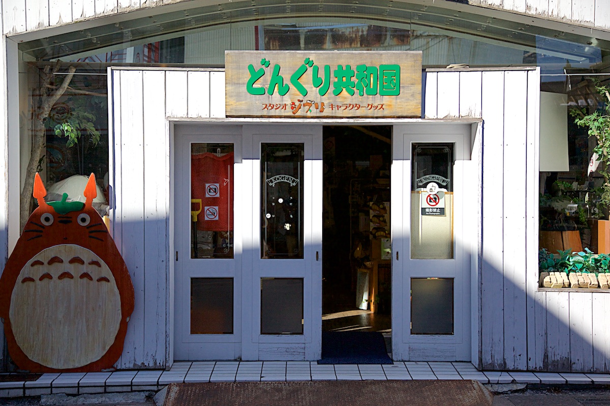 【どんぐり共和国 軽井沢店】トトロやネコバスと写真撮影も！スタジオジブリのグッズの宝庫