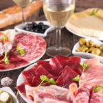 お酒のおつまみに！軽井沢でチーズやソーセージが買えるお店3選