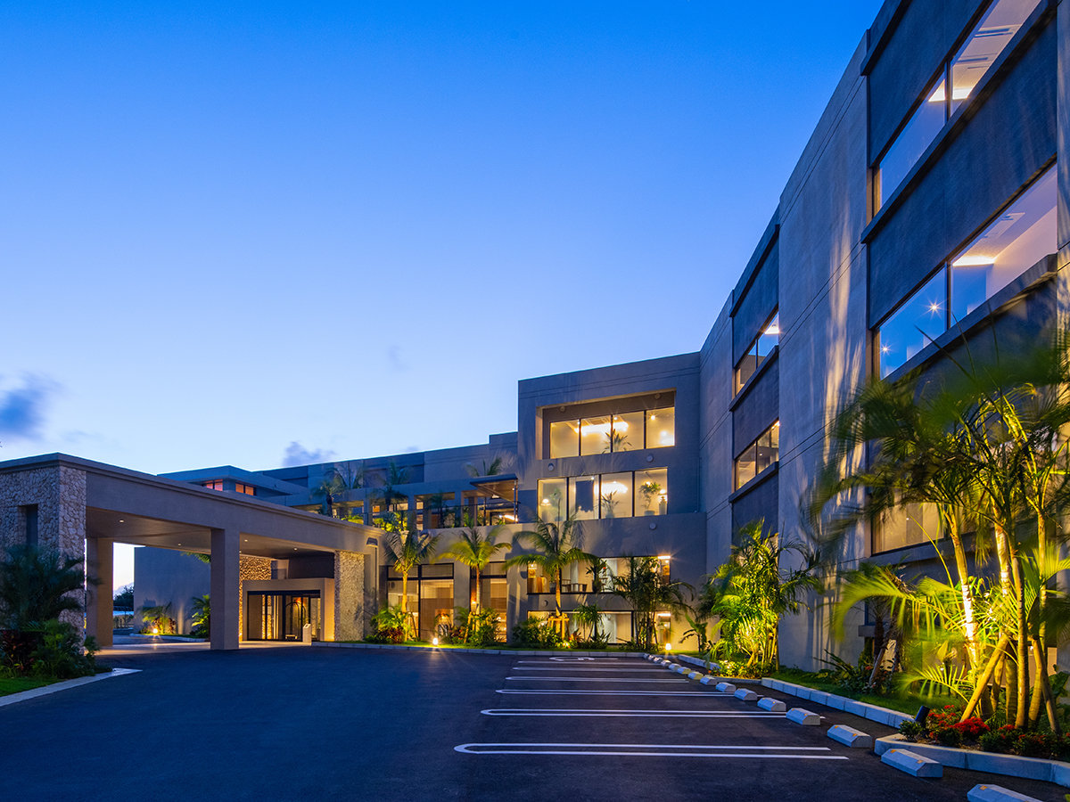 【グランディ スタイル 沖縄 読谷 ホテル ＆ リゾート】洗練されたデザインと地元料理が魅力の、沖縄の最高級人気リゾートで特別な休日を