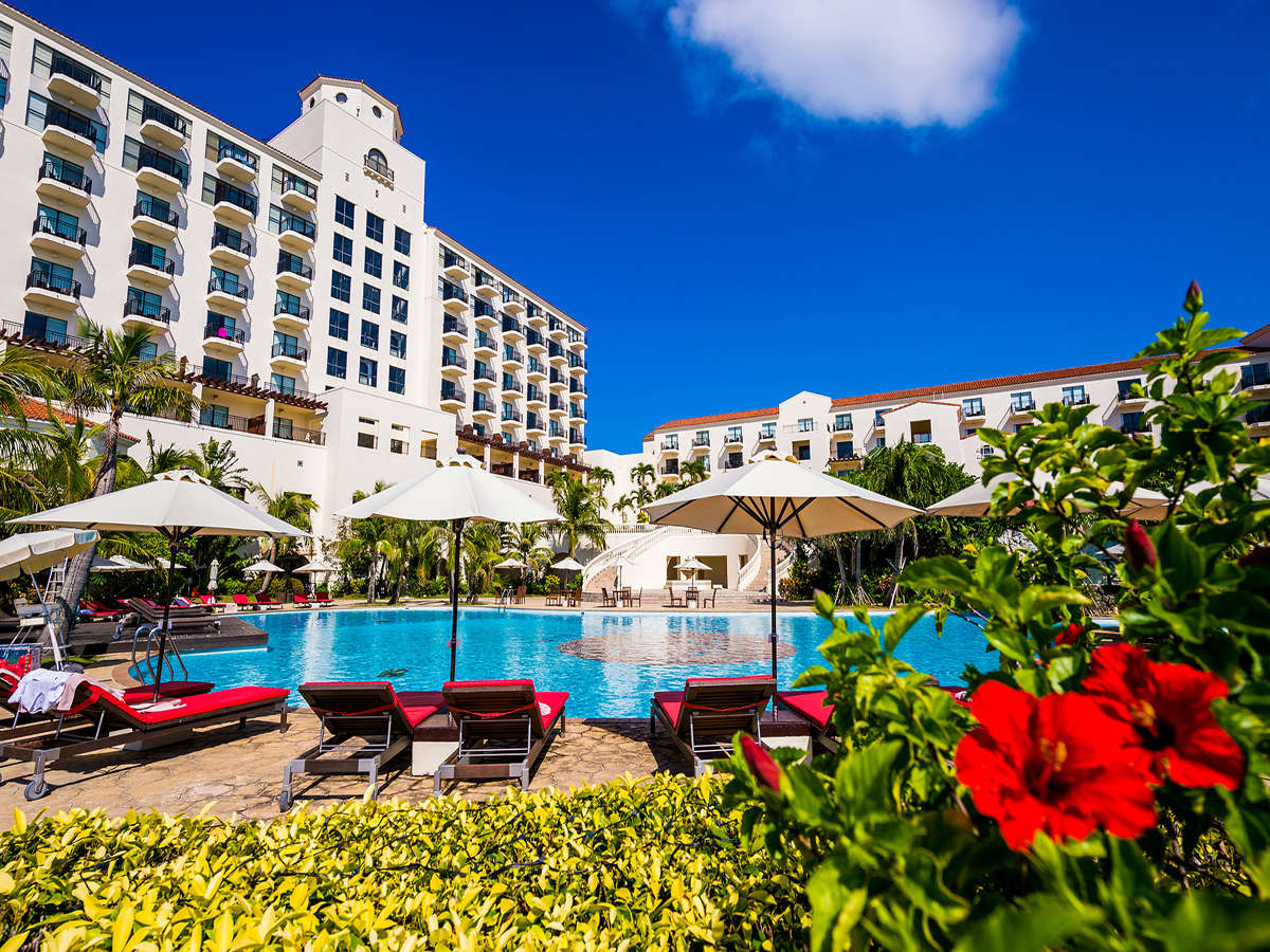 【ホテル日航アリビラ】沖縄の豊かな自然を背に優雅に時を過ごす、南欧風リゾートの魅力を堪能