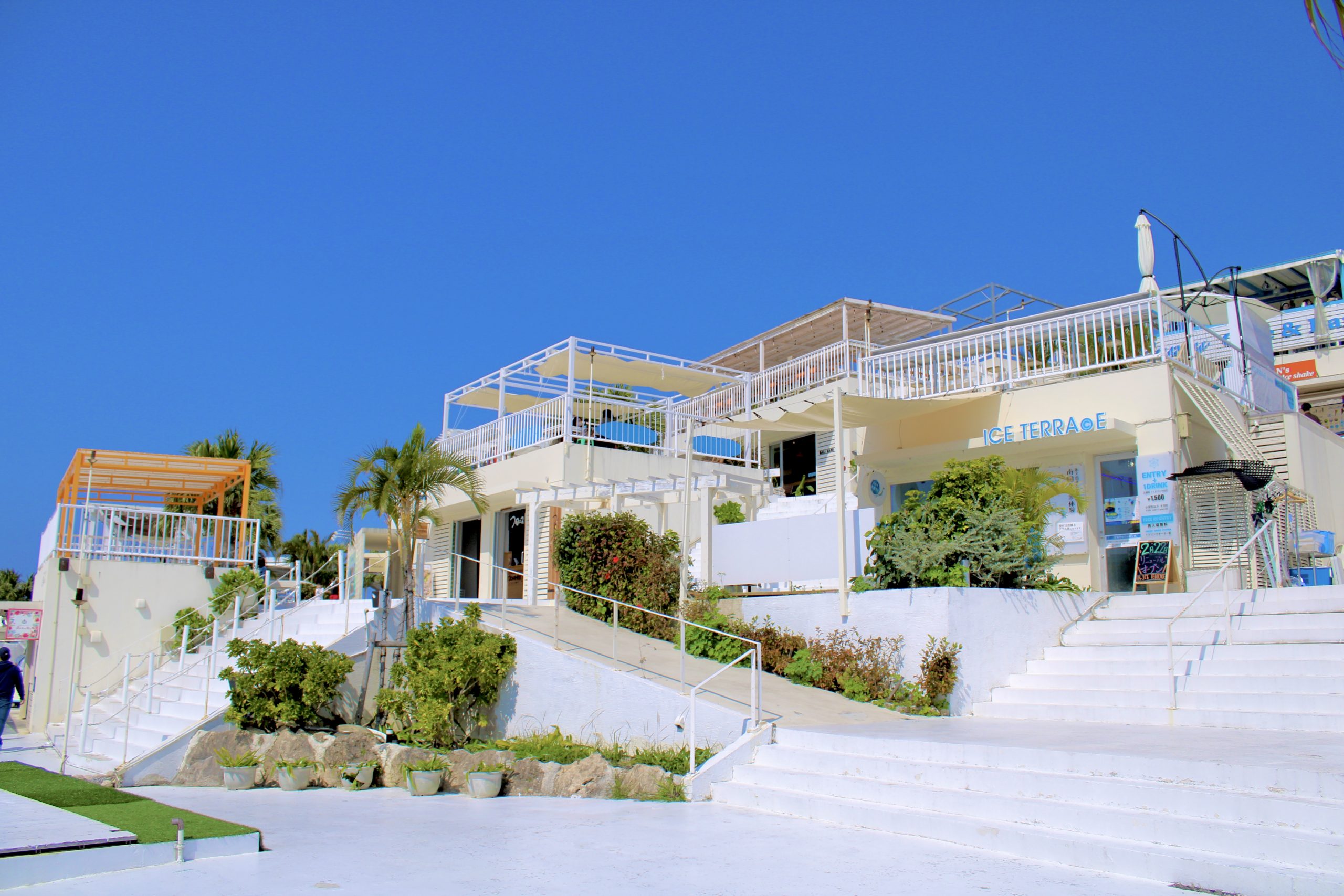【瀬長島 ウミカジテラス】海が見えるおしゃれなテラスでお買い物。沖縄の自然とモダンが交差するショッピング体験