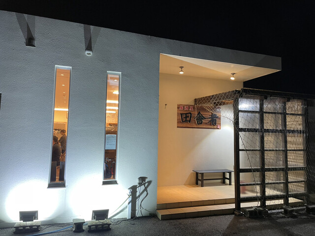 【田舎者】靴を脱いでくつろぐ、沖縄の味と快適空間を楽しむ居酒屋での至福の食事