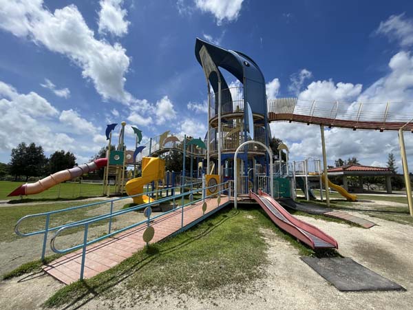 【イルカ公園】子供から大人まで楽しめる遊具満載の公園！