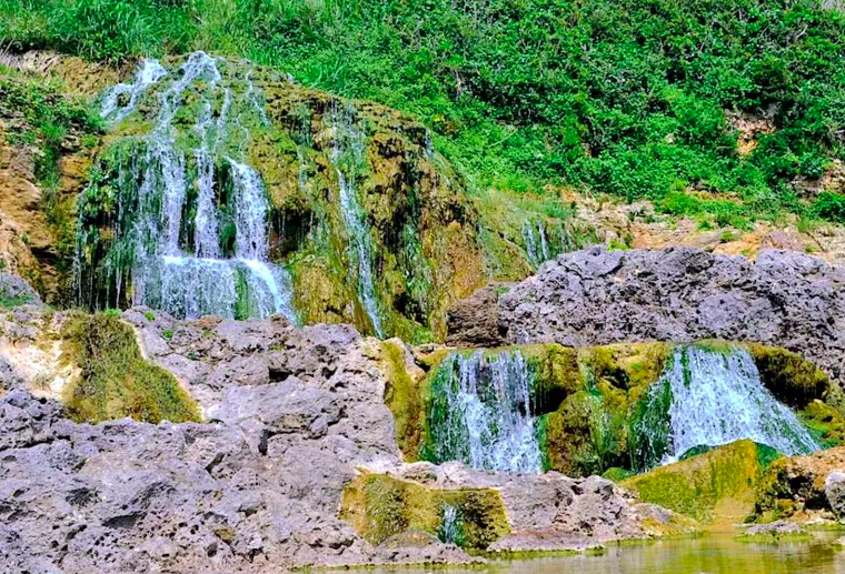 【慶座絶壁】沖縄の海岸の隠れた名所で見る壮大な絶壁と滝