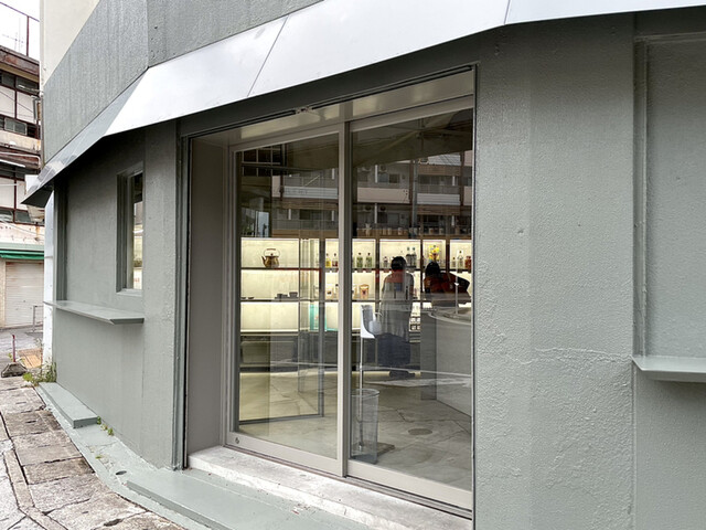 【LIQUID THE STORE】おしゃれな空間で角打ちが楽しめる！那覇の立ち飲み酒屋