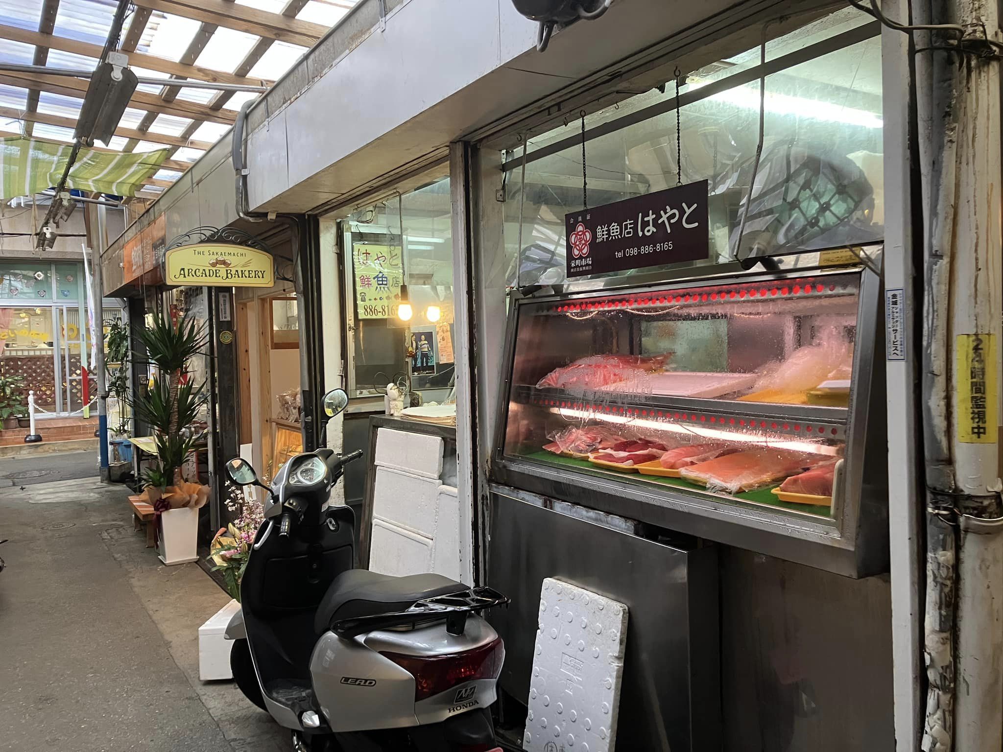 【栄町市場】昭和レトロの街並みと現代の活気が融合する那覇のディープスポット