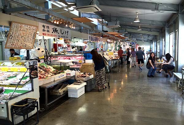 【糸満漁業協同組合 お魚センター】伊勢海老のウニソース焼き！地元魚介を楽しむ