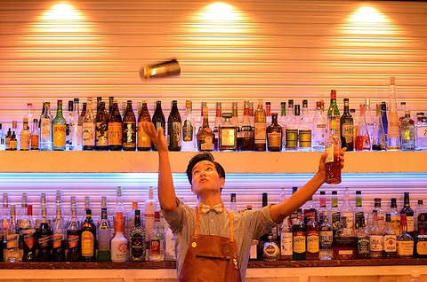 【Bar Hammock ダイニング バー ハンモック】フルーツカクテルとフレアショーの夜