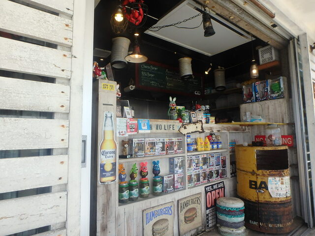 【氾濫バーガー チムフガス 瀬長島ウミカジテラス店】沖縄の海風を感じながら味わう