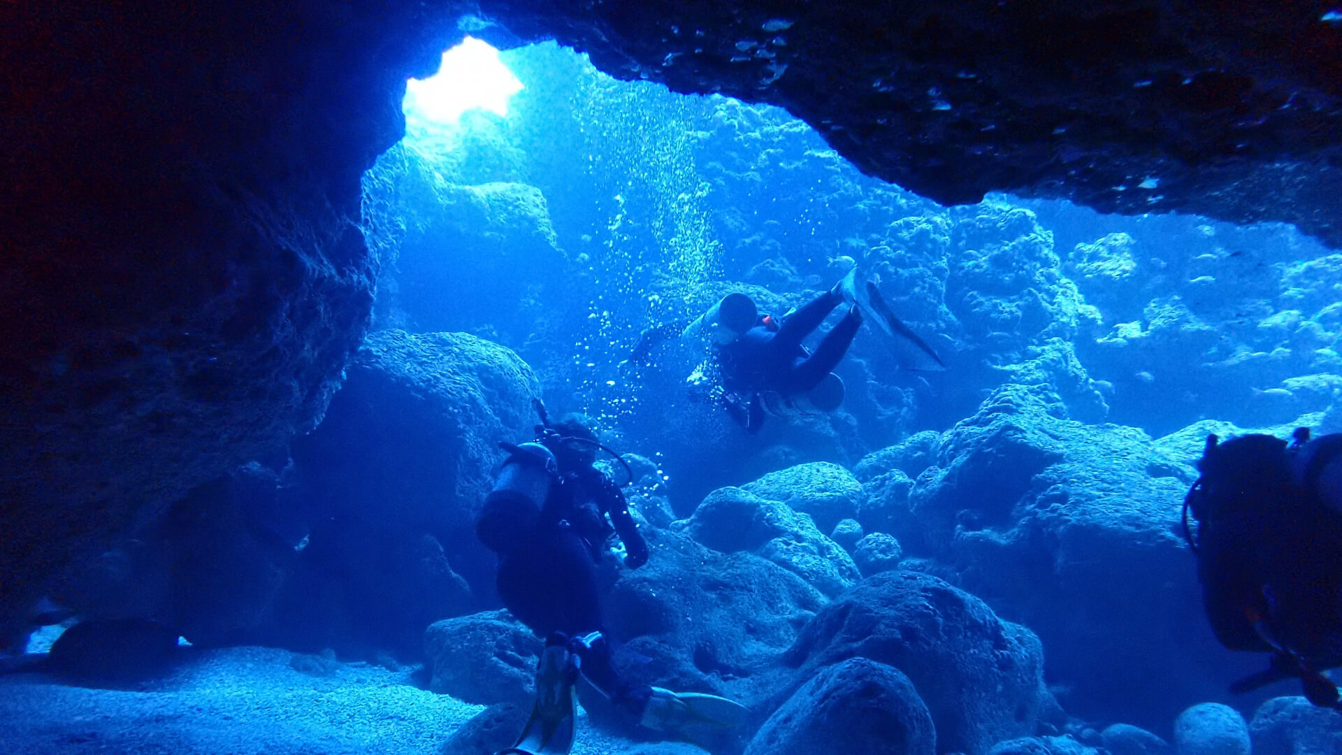 沖縄で青の洞窟ツアーが楽しめるダイビングショップ8選