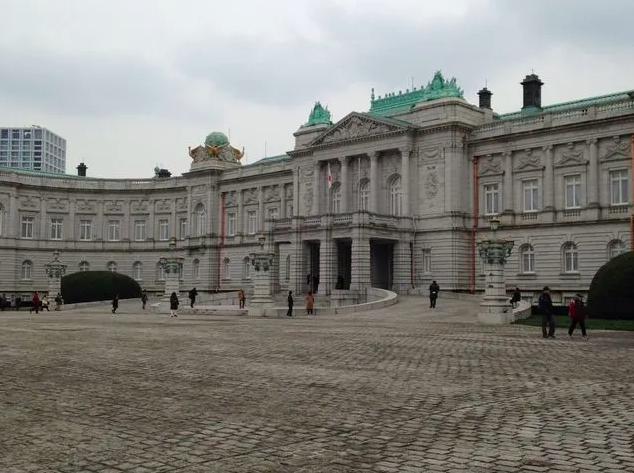 【迎賓館赤坂離宮】豪華絢爛な建築美と春夏秋冬の庭園を楽しむ