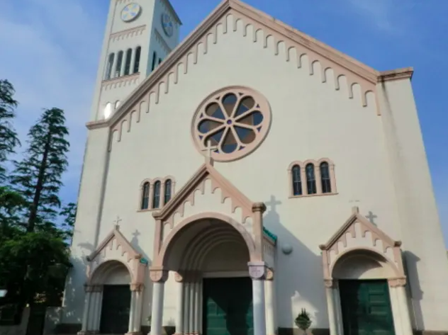 【カトリック碑文谷教会】目黒の教会で高い天井と美しいステンドグラスに包まれる