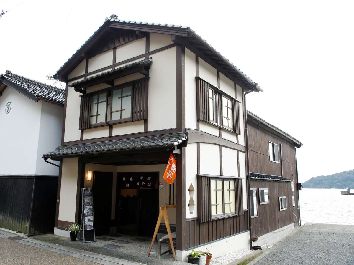 【伊根の舟屋 雅】美しい伊根湾を一望！海に浮かぶような宿泊施設での特別な時間