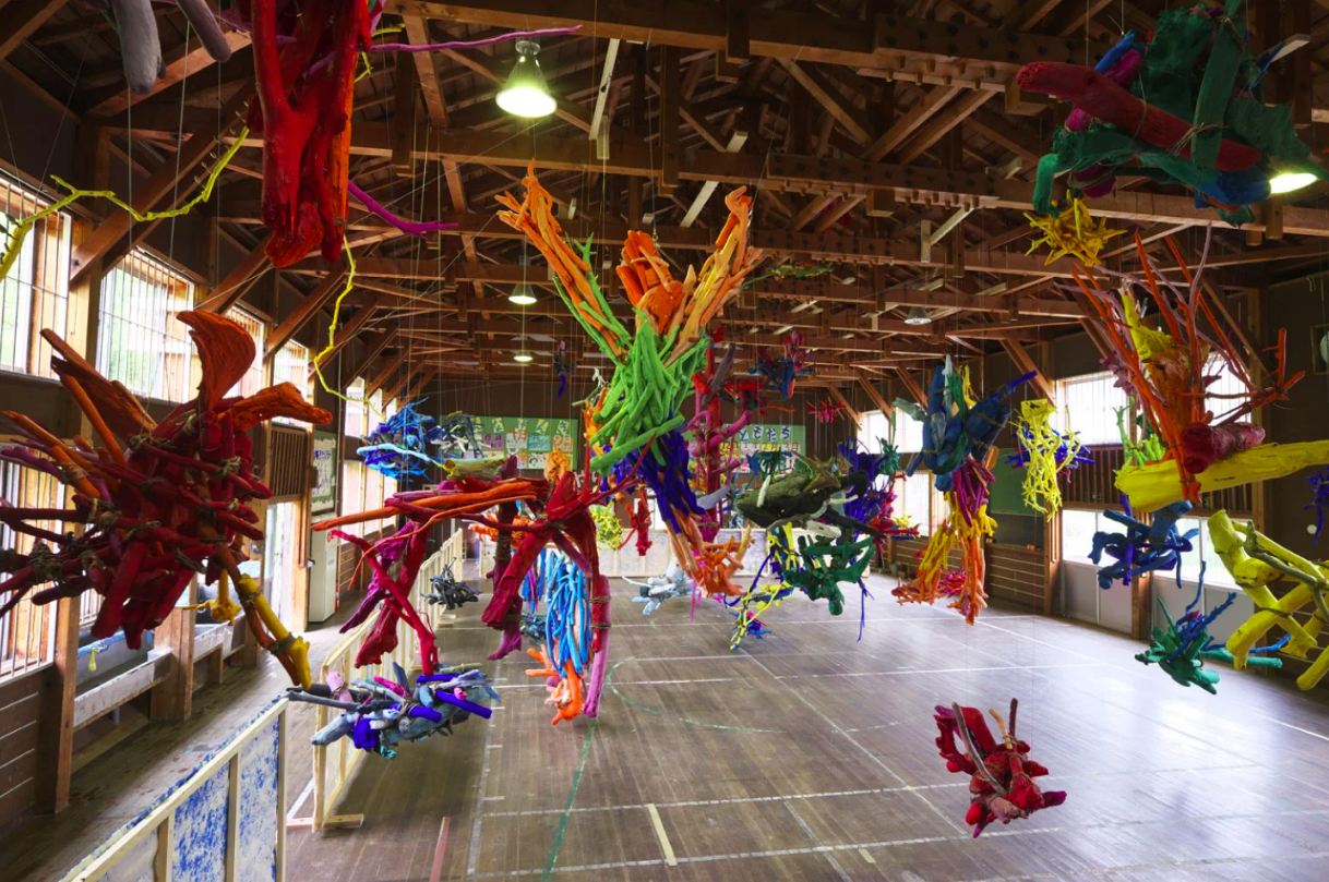 【鉢&田島征三 絵本と木の実の美術館】廃校が生まれ変わったアート空間！