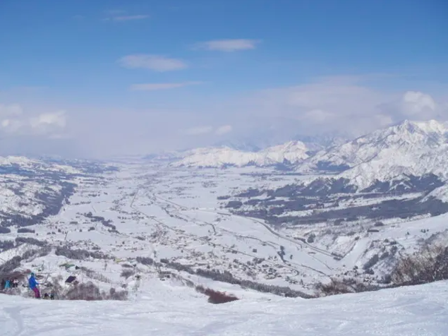 【石打丸山スキー場】絶景と充実コースが揃うスキー場で特別な雪山体験！
