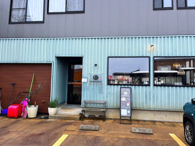 【ゴッサムダイナー】竹炭バンズの個性派バーガーと多彩な洋食メニュー