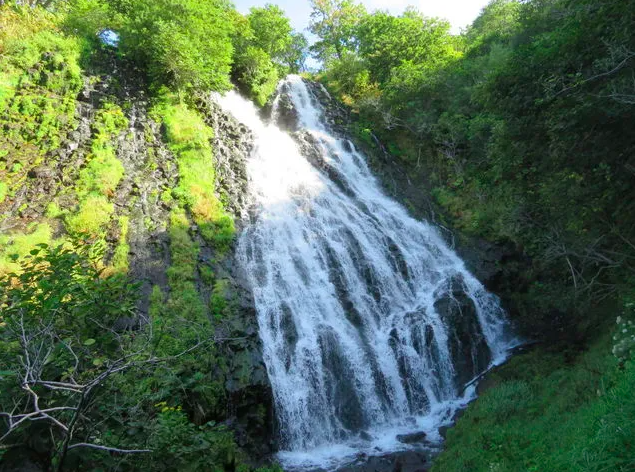 【オシンコシンの滝】知床の大自然に圧倒！オホーツク海と出会う絶景の滝