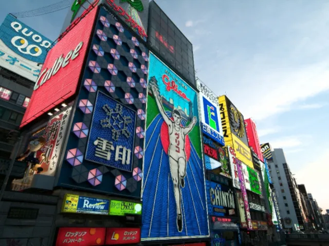 【道頓堀】ネオン輝く夜の戎橋と食べ歩きで体感する大阪の活気！