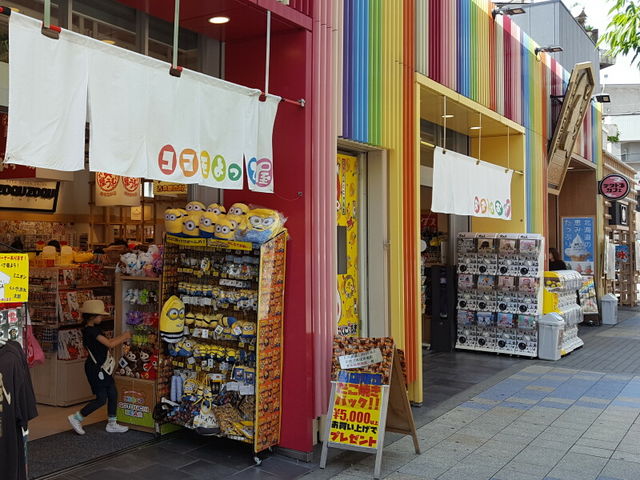 【ココモよってぇ屋 大阪新世界店】大阪名物で観光の思い出を！話題のおみやげスポット