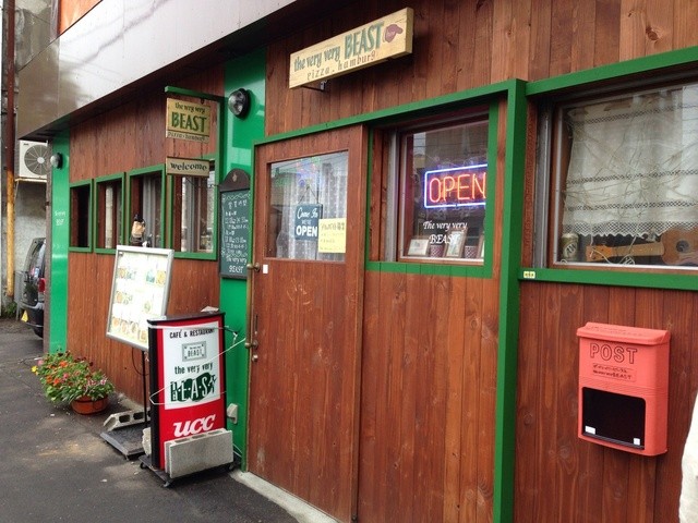 【ベリーベリービースト】アメリカンな空間の名店で味わう！人気のオムライス♡