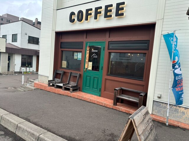 【山岳喫茶】絶品チキンカレーとしっとりチーズケーキが待つ人気カフェ