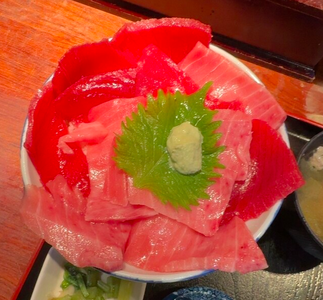 メガ盛り鮪丼