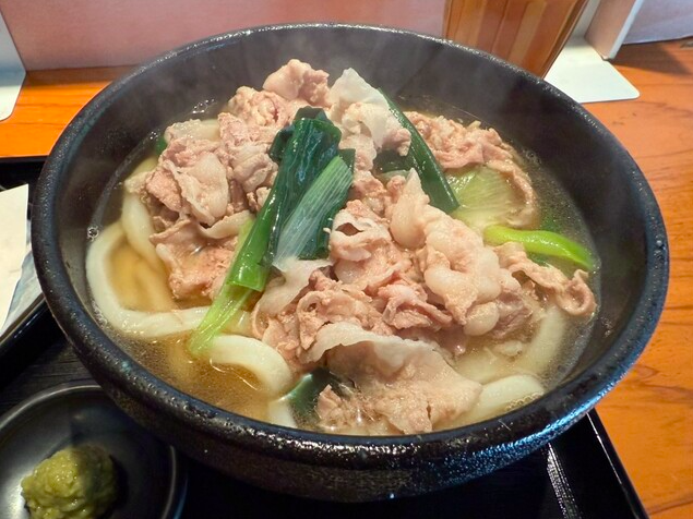 岩中ぶた肉うどん（白）