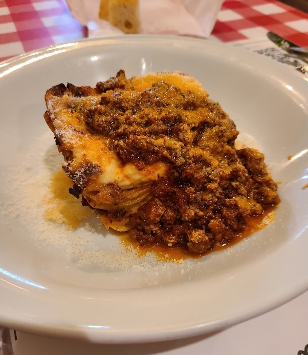 カルミネ名物のラザニア