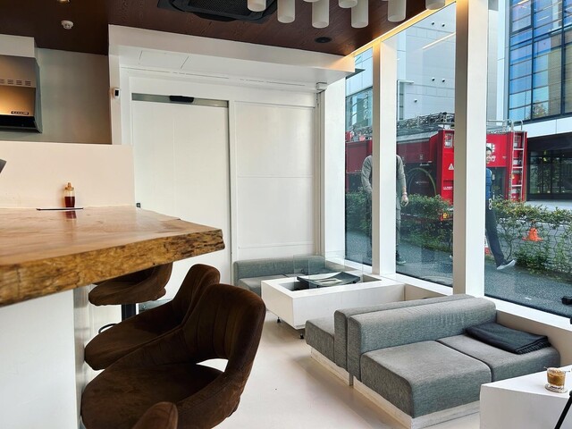 【Whitely Cafe】大人の隠れ家。完全予約制の洗練された空間で非日常を味わえるカフェ