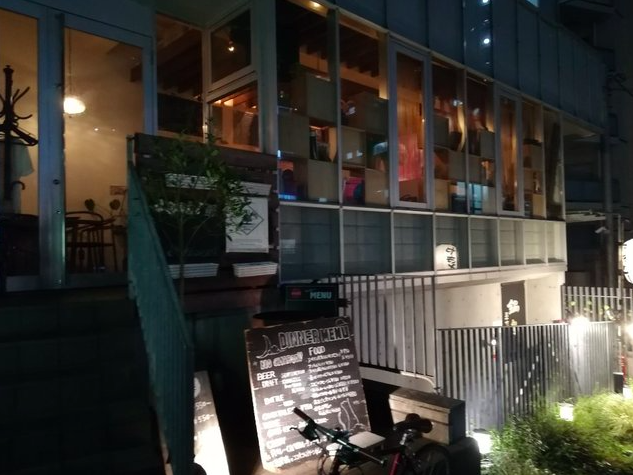 【カフェアンドバーアール】人気カフェ＆バー！絶品パエリアと多彩なお酒を楽しむ