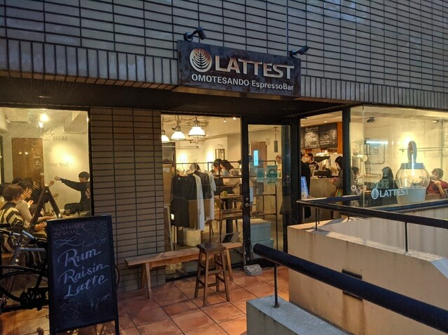 【ラテスト】表参道の人気カフェで味わう極上ラテとチョコレートチーズケーキ