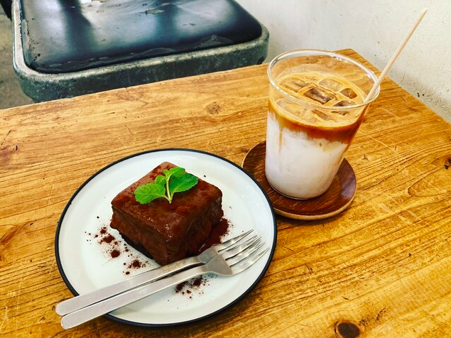 チョコレートチーズケーキとアイスカフェラテ