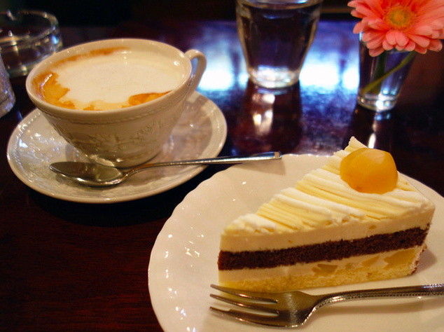 ロイヤルミルクティーとマロンケーキ