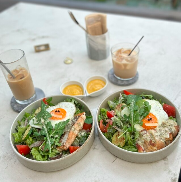 サーモンサラダ(左)とチキンサラダ(右)+目玉焼きトッピング