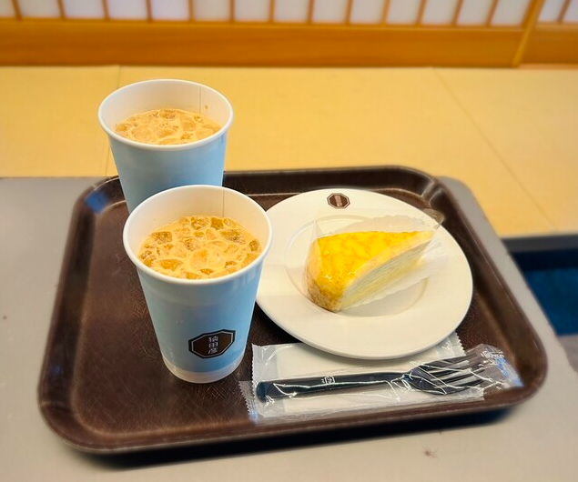 カフェラテ(手前), バレルエイジド きびシロップ入りラテ(奥), ミルクレープ