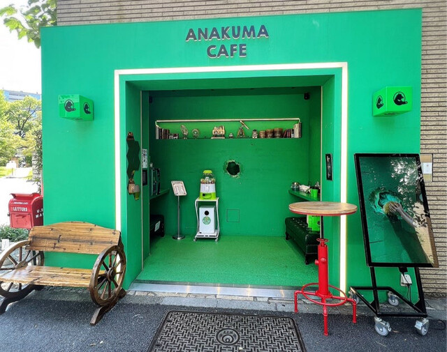 【ANAKUMA CAFE 原宿店】もふもふのクマの手からコーヒーを受け取れる♡おもしろカフェ体験