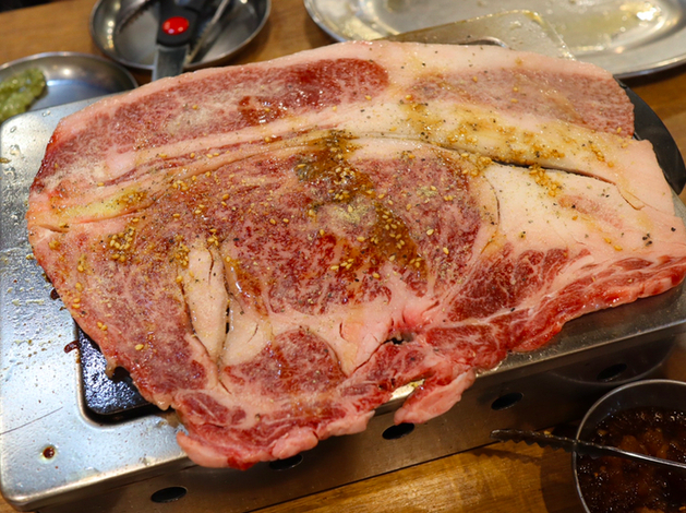 名物！黒毛和牛のはみ出るカルビ