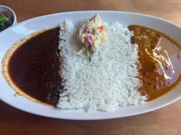 2種盛り ビーフカレー（左）+バターチキンカレー（右）