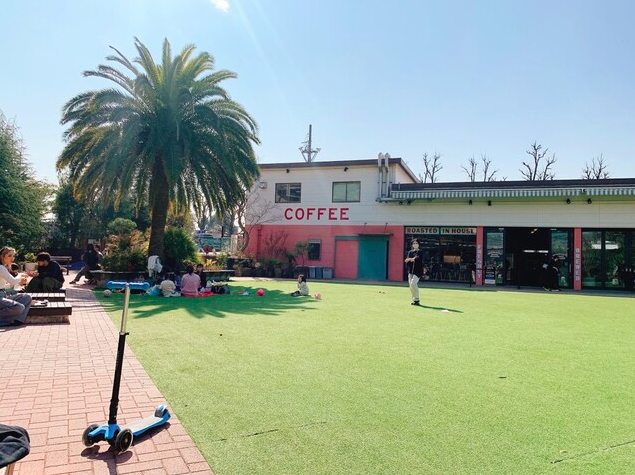 【Little Darling Coffee Roasters】倉庫リノベと芝生の庭がつくる青山の人気カフェ