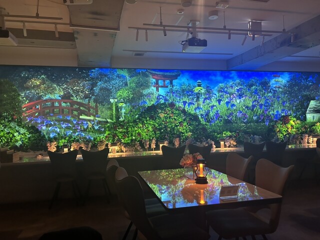 FLOWER WALL MONE 内装