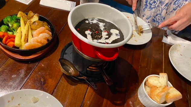 名物の漆黒のチーズフォンデュ