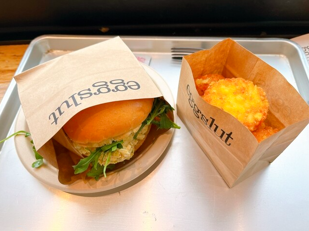 エッグサラダバーガーとハッシュドポテトのセット