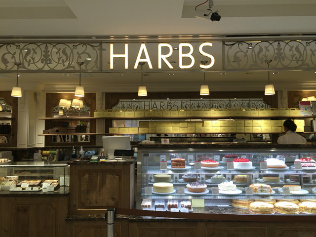 【ハーブス ルミネエスト新宿店】甘さ控えめでボリューム満点！巨大ミルクレープが評判の人気カフェ