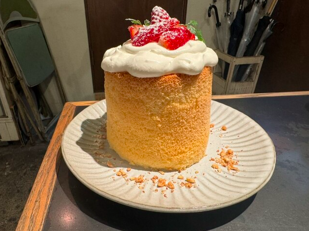 【名物】お一人様いちごシフォンケーキ（10x10cm）