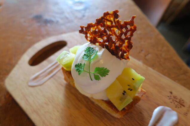 ゴールデンキウイとココナッツクリームのレモンタルト