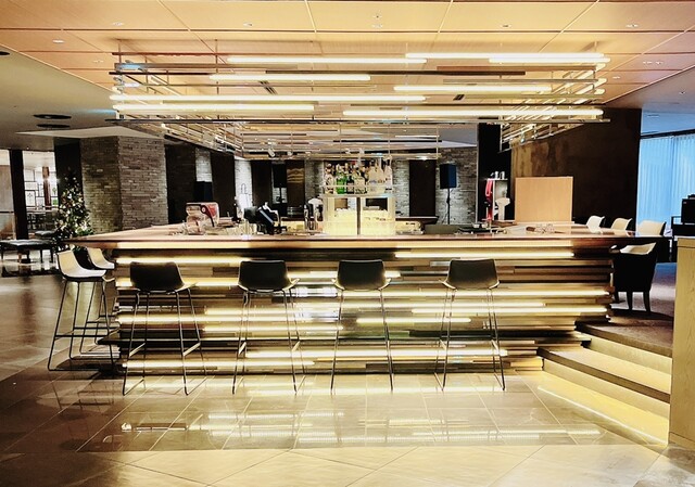 【バー＆ラウンジ ZATTA】昼は苺スイーツ、夜はカクテルと音楽で過ごす非日常スポット