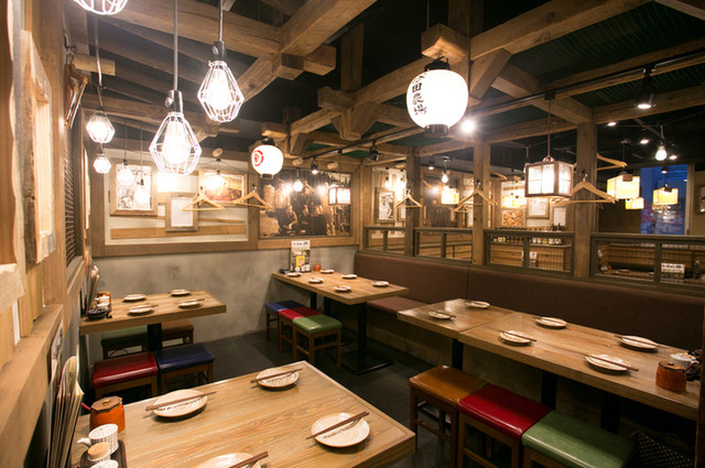 【塚田農場 秋葉原中央通り店】宮崎直送の地頭鶏を炭火焼で！こだわりが詰まった和みの居酒屋