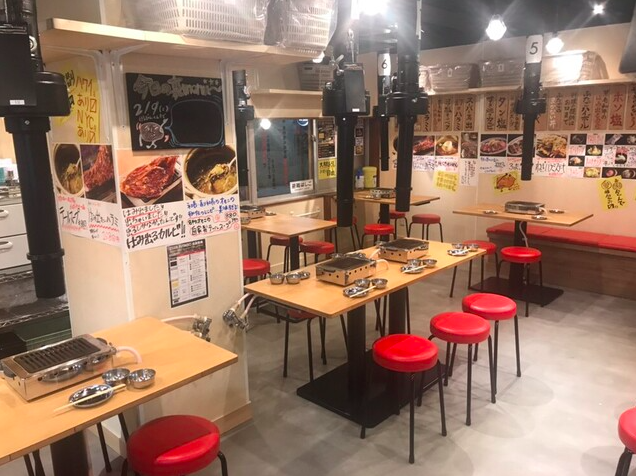 【大阪焼肉・ホルモン ふたご 新宿西口店】はみ出すカルビで始まる新宿焼肉体験