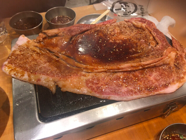 【名物】黒毛和牛のはみ出るカルビ